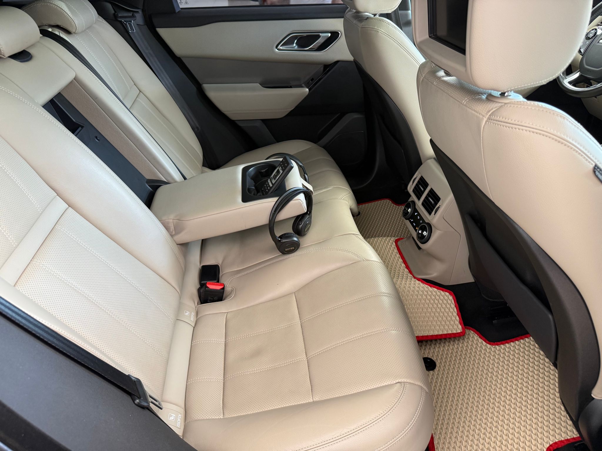 RANGE ROVER VELAR 11